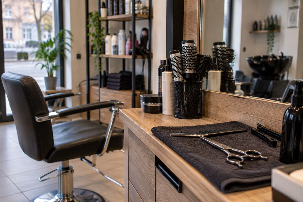 Frizerska stolica, makaze i češljevi u salonu